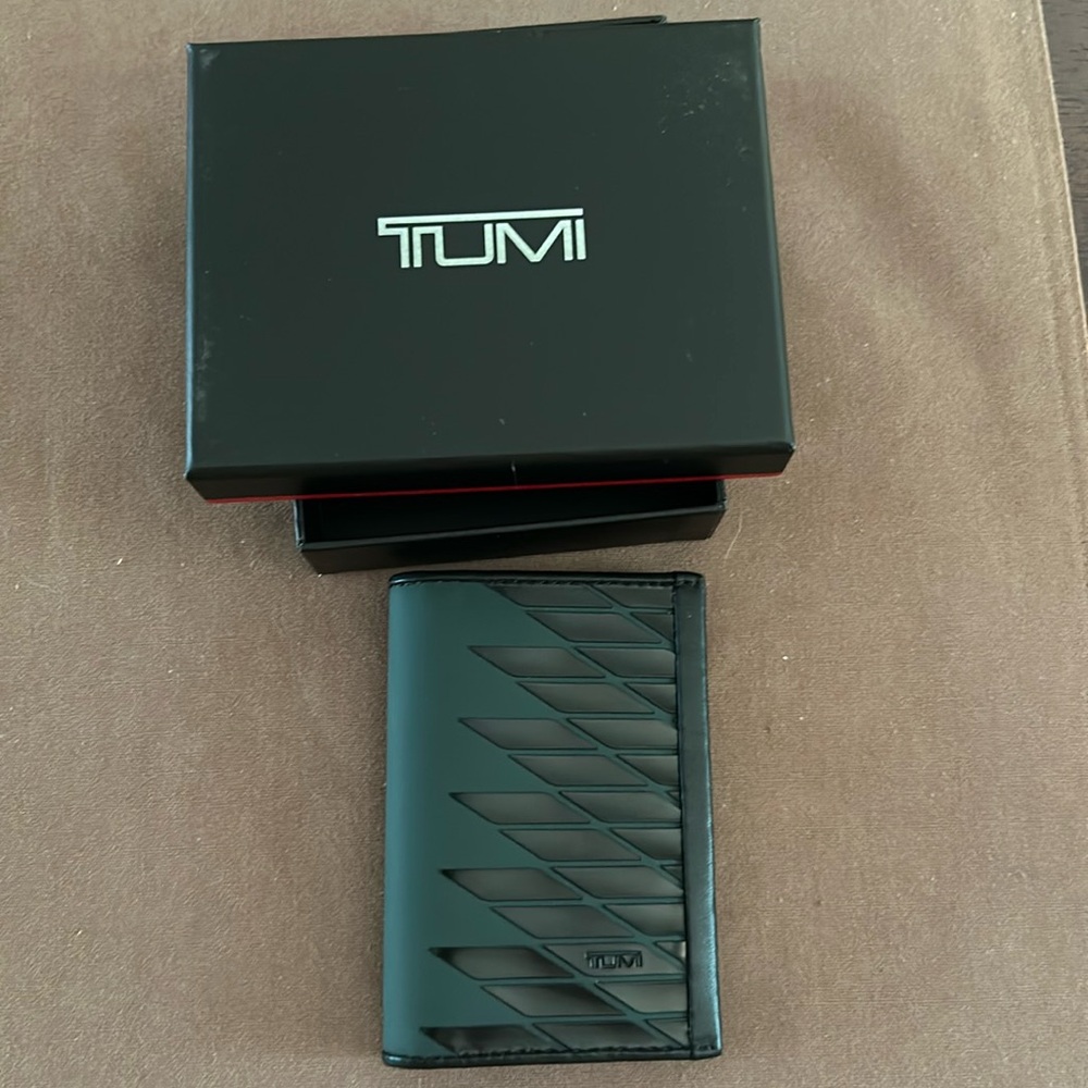 NWT Tumi Alpha multi window card case